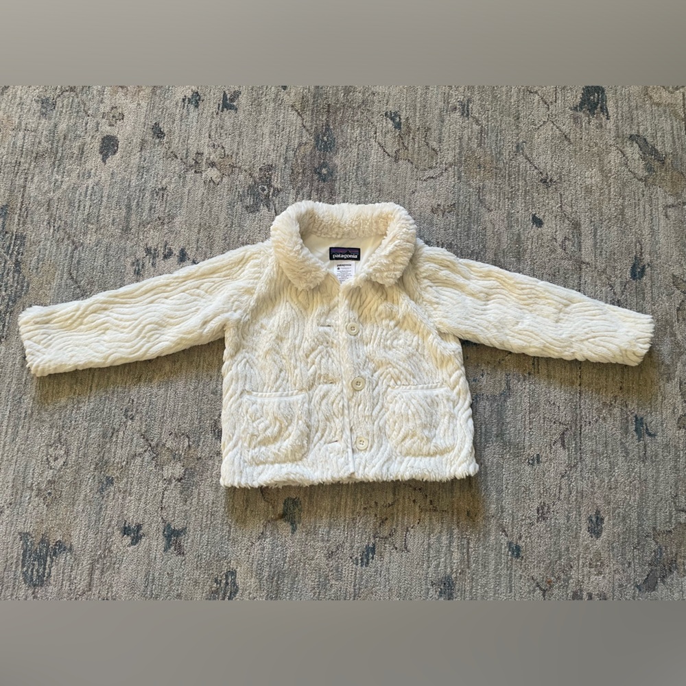 Toddler girls white Patagonia faux fur jacket size 3T 🌹